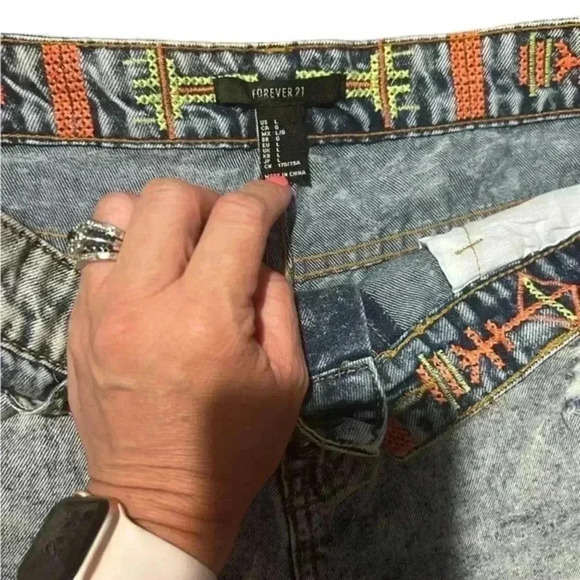 Forever 21 Stone Washed Frayed Denim Shorts, Size L‎ - Picture 2 of 4